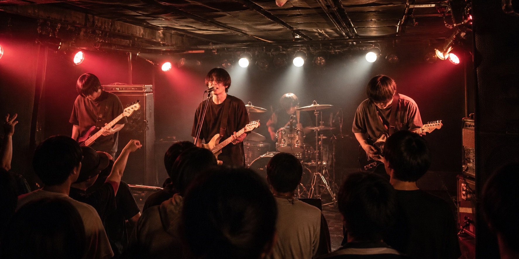 間近でバンドの演奏を楽しむライブハウスのイメージ